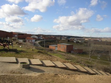 Vista lateral del pueblo en la que se aprecia el altozano en el que se asienta.